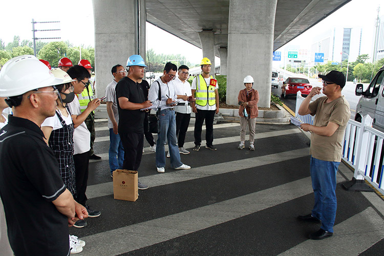 20200609绿化项目文明、安全施工现场会和种植施工 (邀请市公路管理处直属公路管理站路政大队综合股股长刘寿森到现场评点，讲解涉及通车道路施工应当注意的事项） (1).JPG